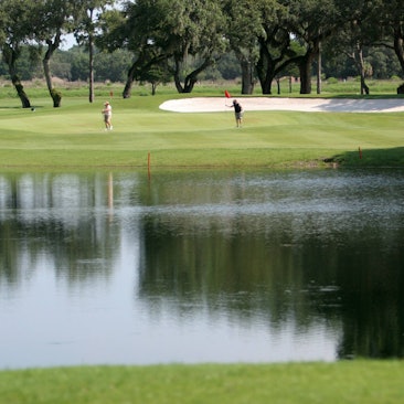 Das Bild zeigt einen Teich am Loch 10 des Silverado Golf and Country Club in Zephyrhills.