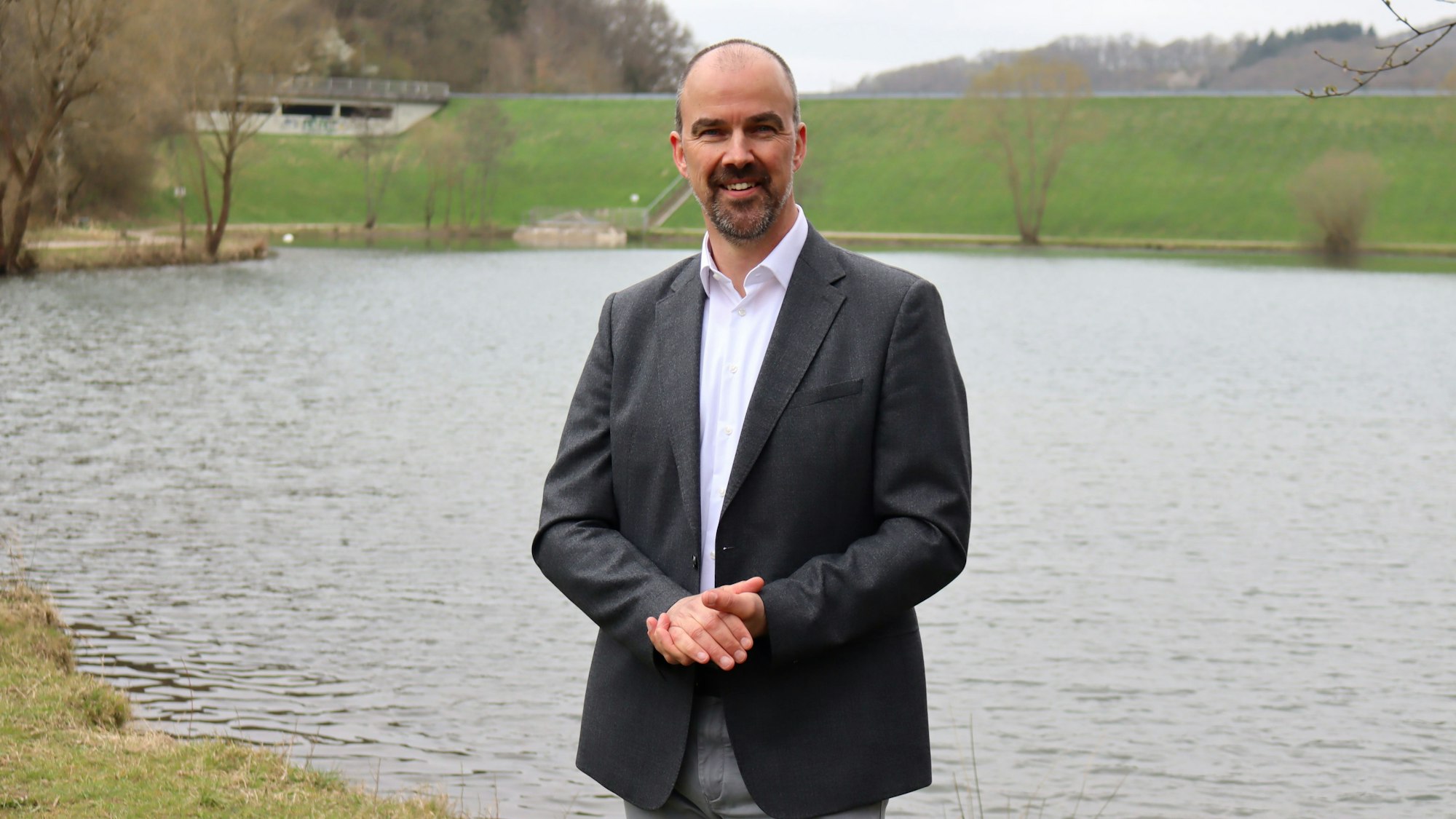CDU-Bürgermeisterkandidat Guido Waters steht vor dem Rückhaltebecken in Eicherscheid.
