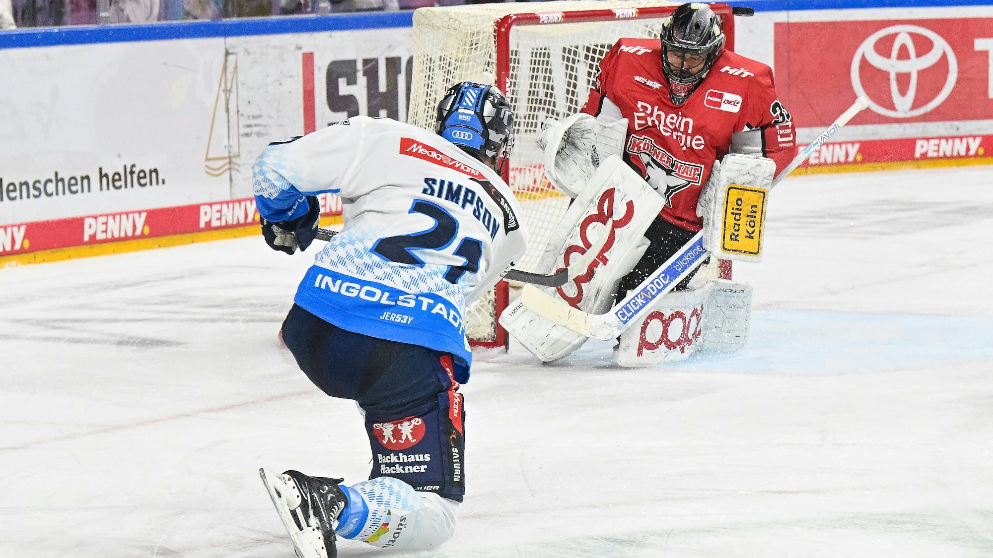 Haie-Goalie Julius Hudacek leitet mit dieser Parade gegen Ingolstadts Wayne Simpson das 2:0 seiner Mannschaft ein.