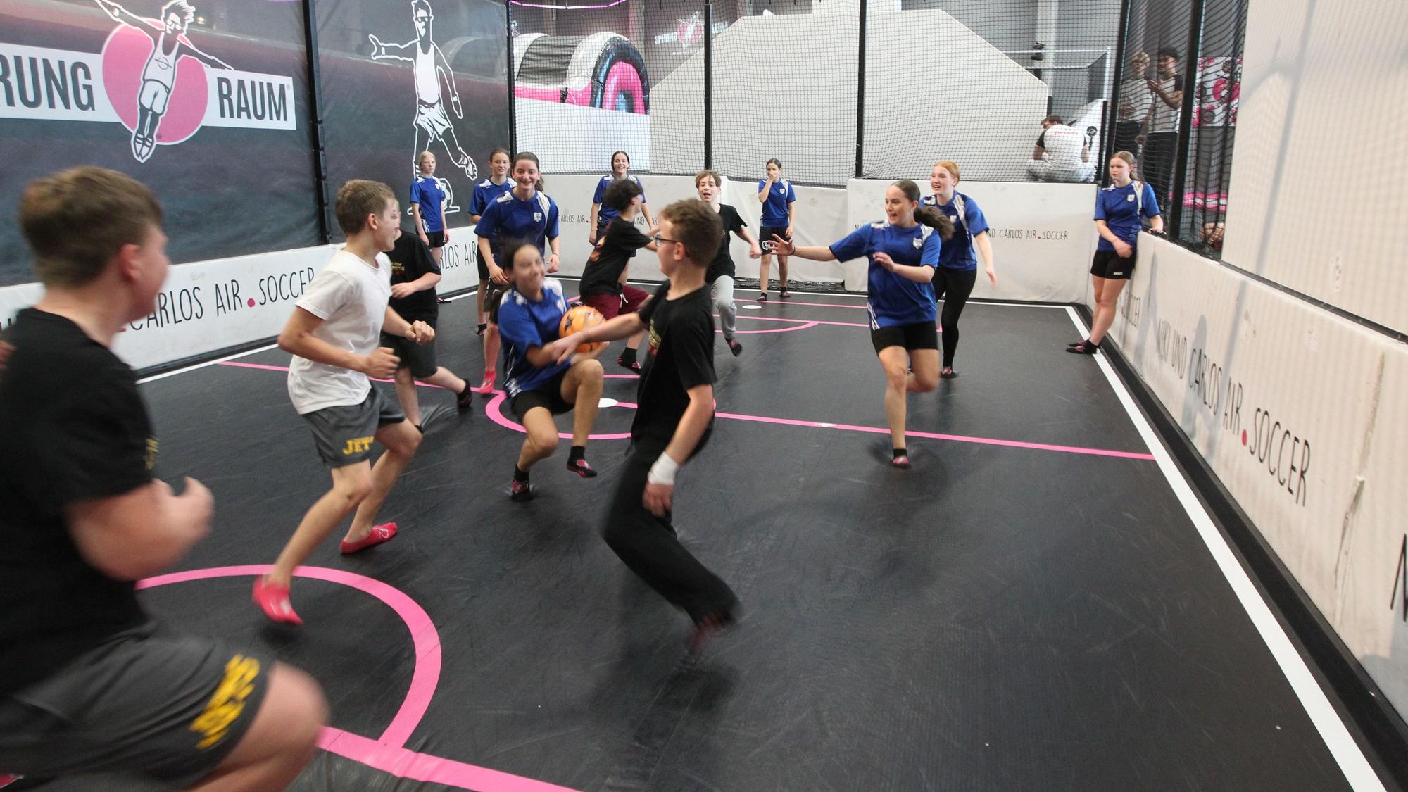 Siegerehrung der Sportlerwahl 2024 in der Trampolihalle Sprungraum in Troisdorf Spich.
Fuß- Handball zwischen den U15-Mädchen des SV Menden und der U13-Jungs der Troisdorf Jets.