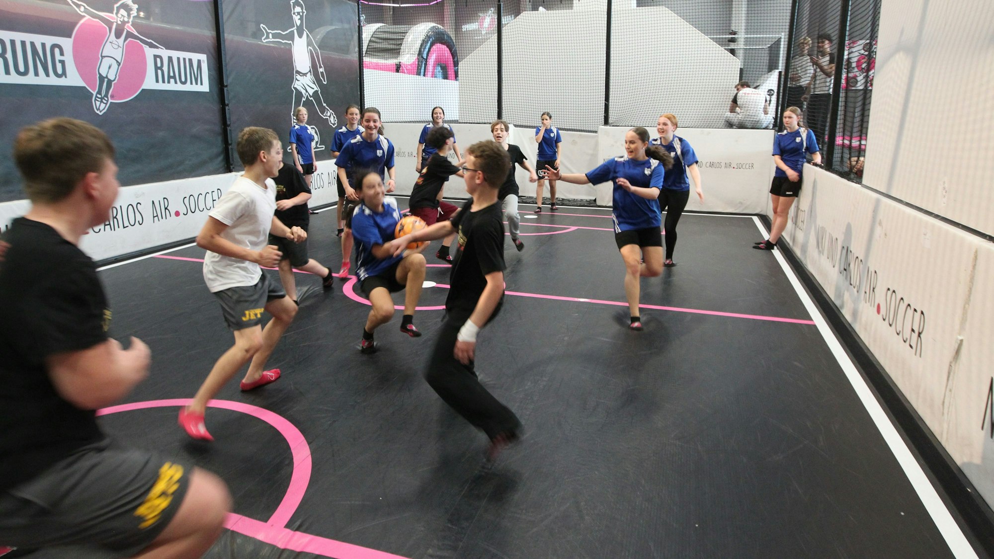 Siegerehrung der Sportlerwahl 2024 in der Trampolihalle Sprungraum in Troisdorf Spich. 
Fuß- Handball zwischen den U15-Mädchen des SV Menden und der U13-Jungs der Troisdorf Jets.
