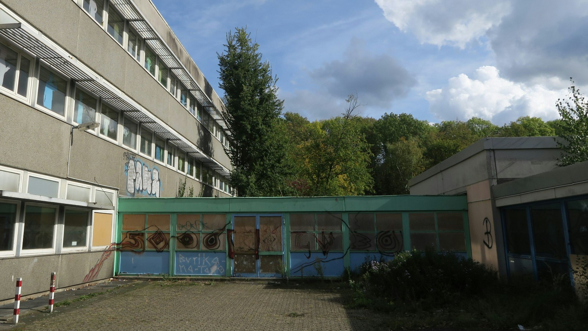 Ein marodes Hauptgebäude einer Grundschule von außen