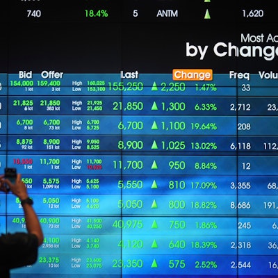 Jakarta: Ein Mann fotografiert mit seinem Mobiltelefon in der Nähe einer elektronischen Anzeigetafel für Aktienkurse an der indonesischen Börse.