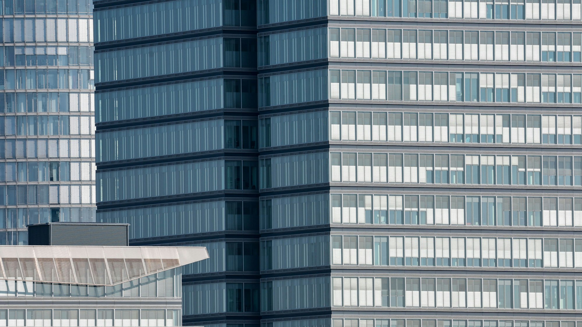 Zu sehen sind Bürohäuser im Kölner Stadtteil Deutz.