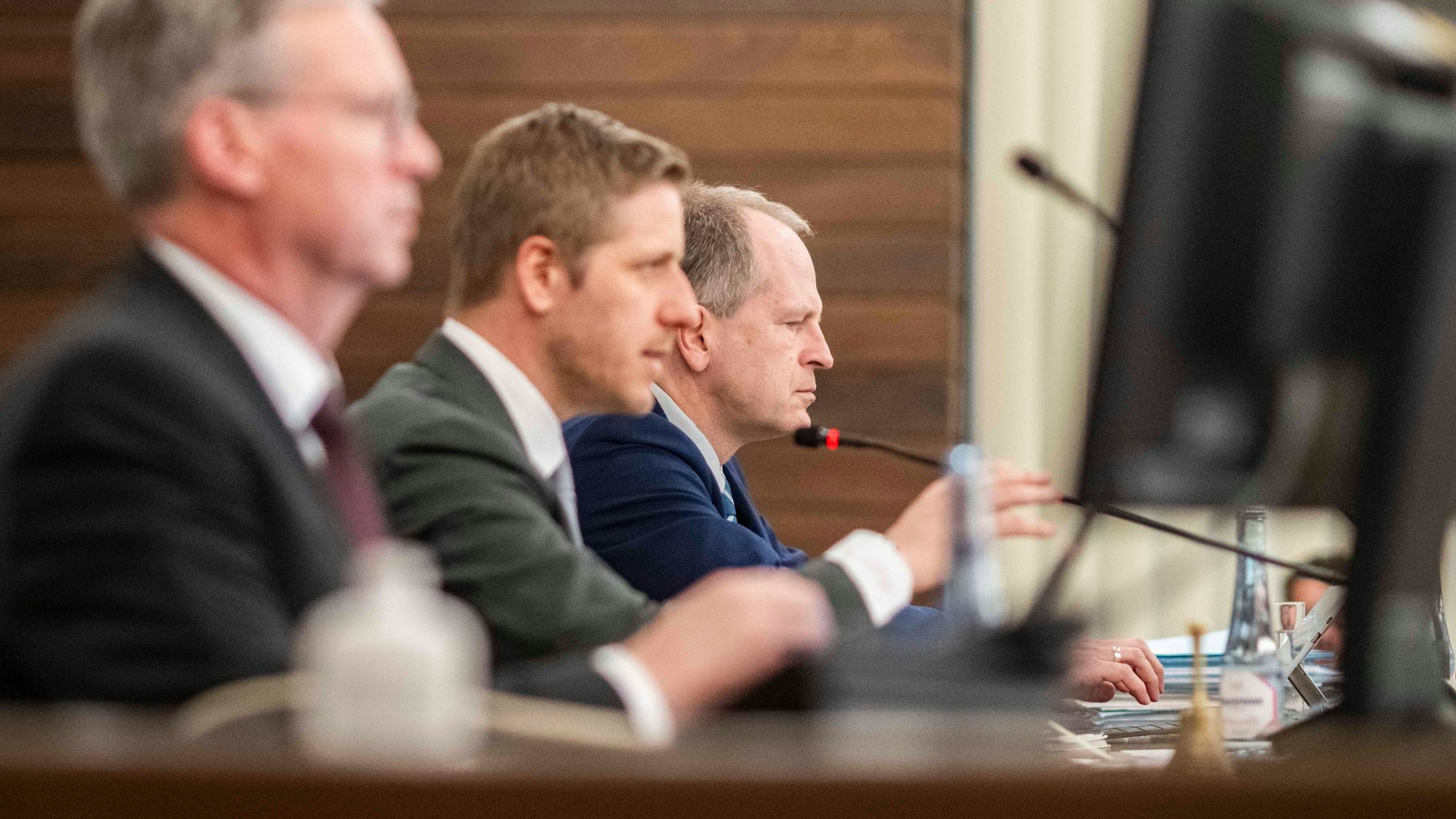 Der Allgemeine Vertreter Achim Blindert, Landrat Markus Ramers und Kämmerer Ingo Hessenius (v.l.n.r.) während der Sitzung.