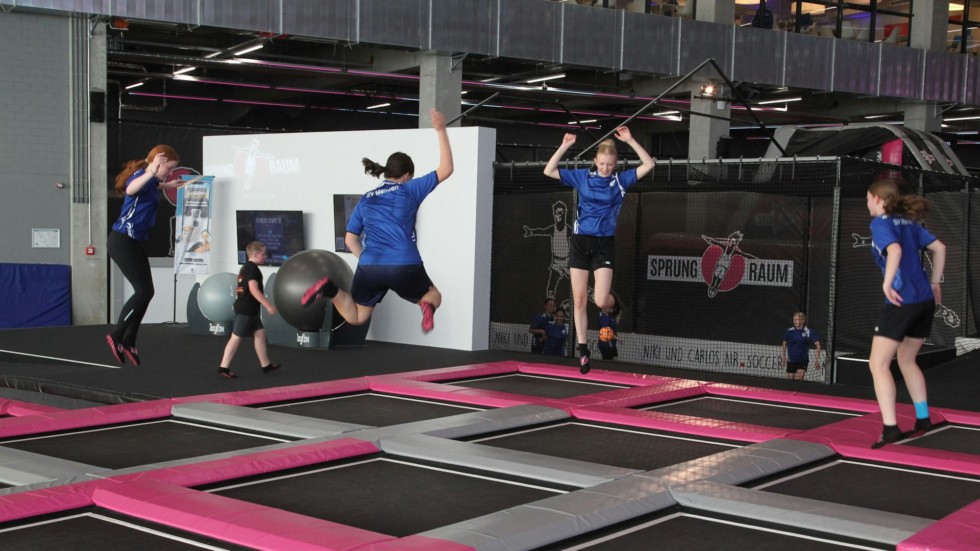 Die platzierten Sportlerinnen und Sportler kosten die Trampolinhalle in Troisdorf voll aus.
