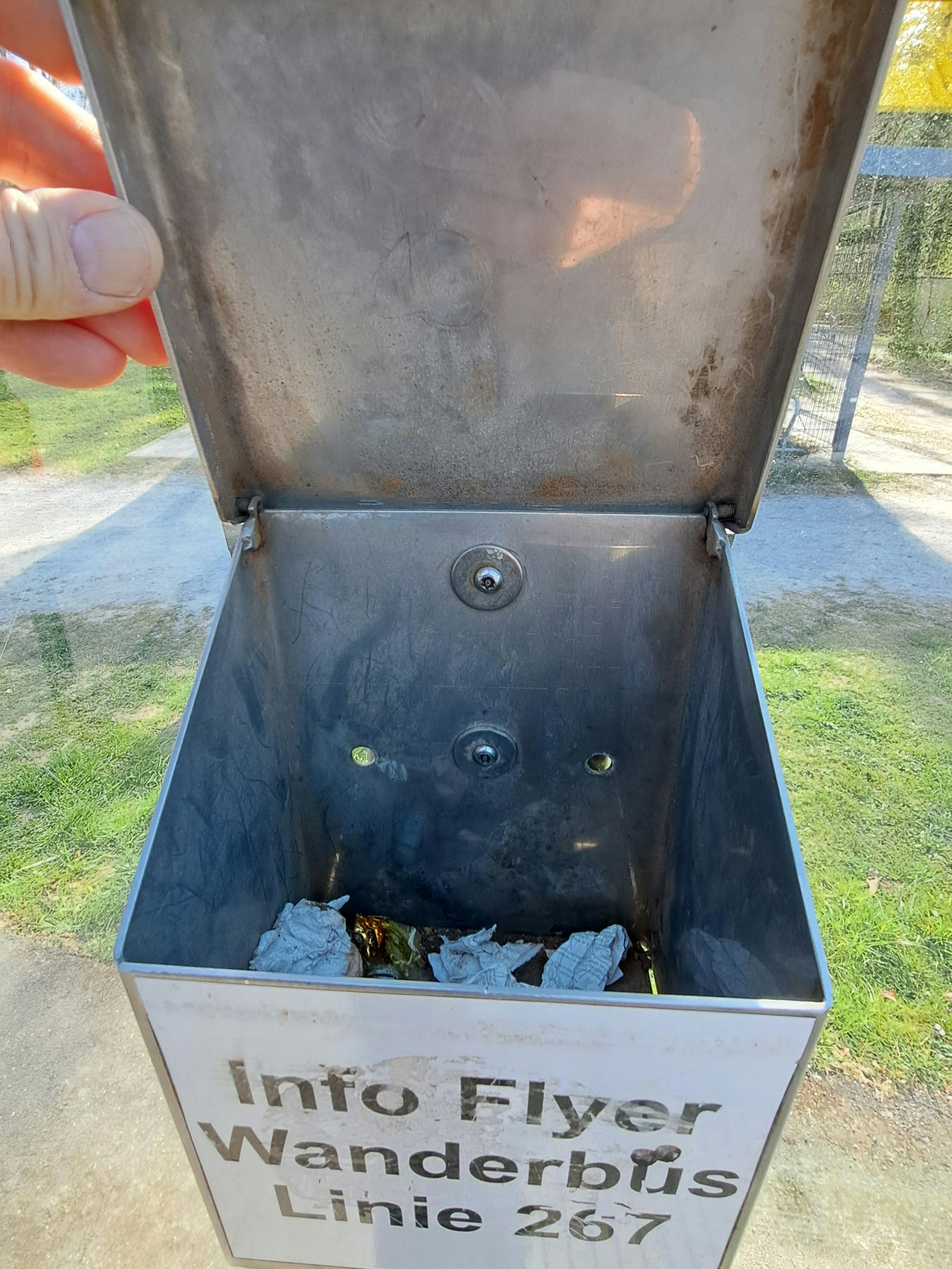 In einer Infobox, in der eigentlich Flyer des Bergischen Wanderbusses liegen sollten, liegt Müll.