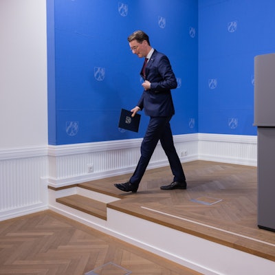 Düsseldorf: Hendrik Wüst (CDU), Ministerpräsident von Nordrhein-Westfalen, verlässt das Podium in der Staatskanzlei nach seinem Statement