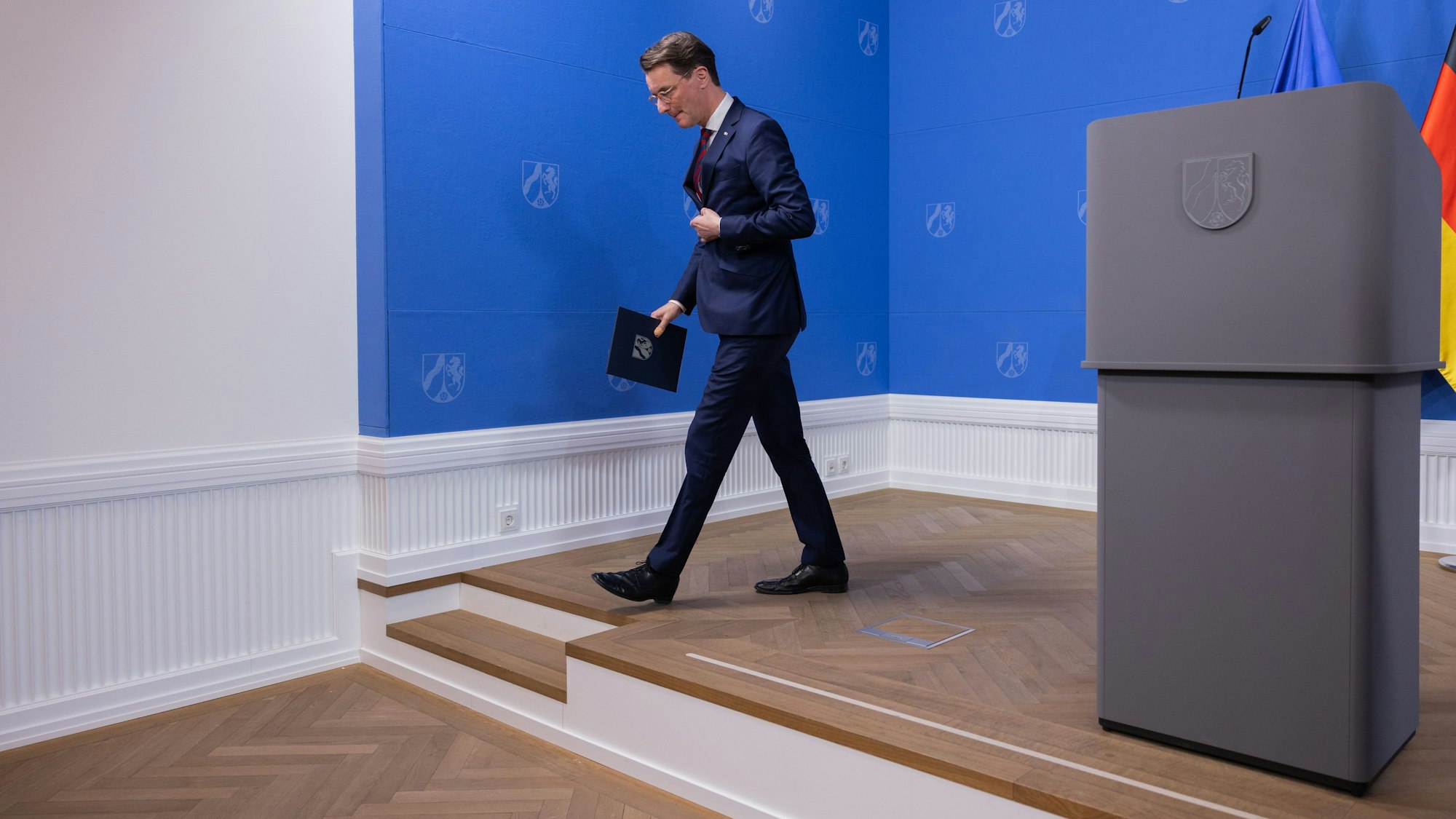 Düsseldorf: Hendrik Wüst (CDU), Ministerpräsident von Nordrhein-Westfalen, verlässt das Podium in der Staatskanzlei nach seinem Statement