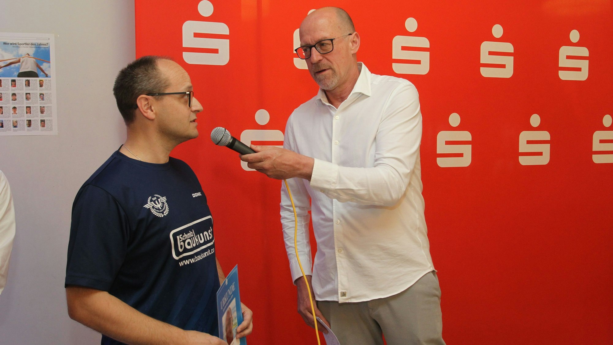 Siegerehrung der Sportlerwahl 2024 in der Trampolihalle Sprungraum in Troisdorf Spich. 
Moderator Quentin Bröhl im Gespräch mit Damian Zarzetz