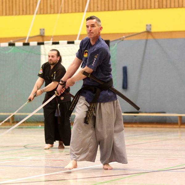 Dino Zimmermann trainiert in Neunkirchen zweimal in der Woche mit seinen Schülern. Der Meister hat den 2. Dan in der Sportart Haidong Gumdo.