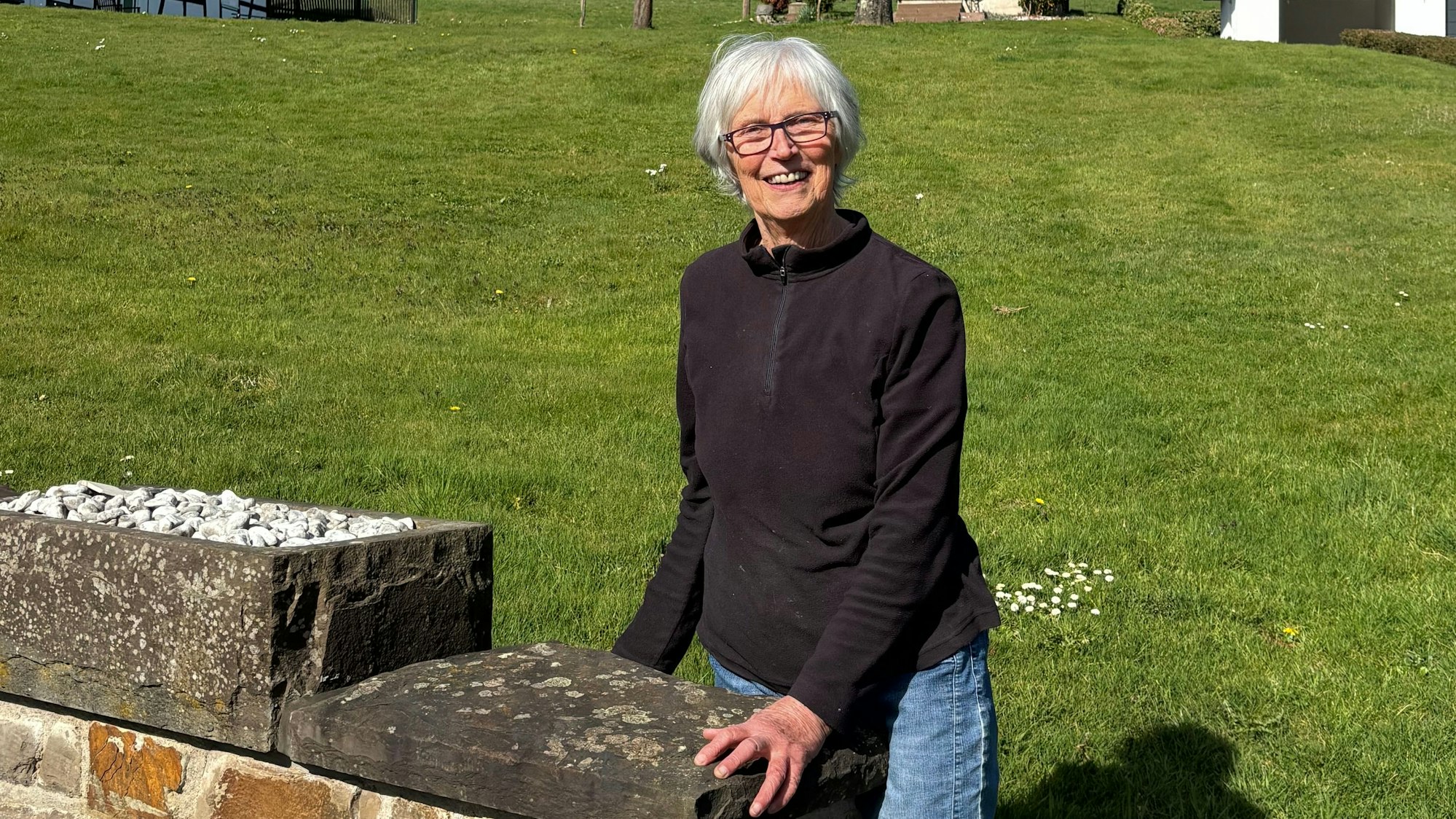 Hildegard Fuchs steht vor ihrem Haus in Overath-Brombach.