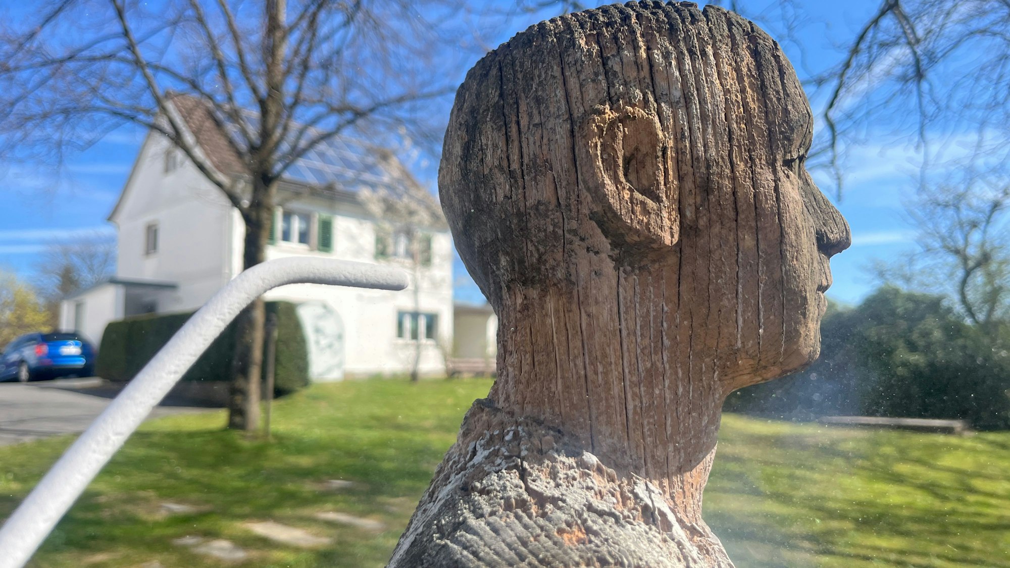 Vorsichtig wird die Farbe mit Trockeneis und Luftdruck vom verwitterten Holz entfernt.