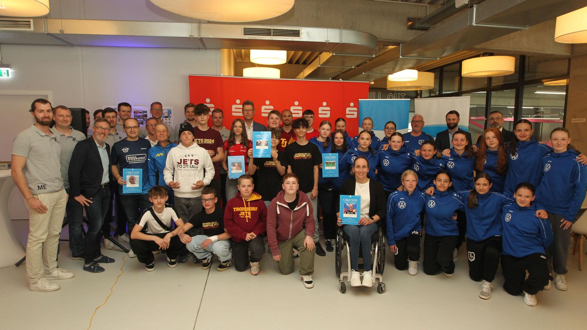 Die Gewinnerinnen und Gewinner der Sportlerwahl 2024 in Rhein-Sieg posieren für ein Gruppenfoto.