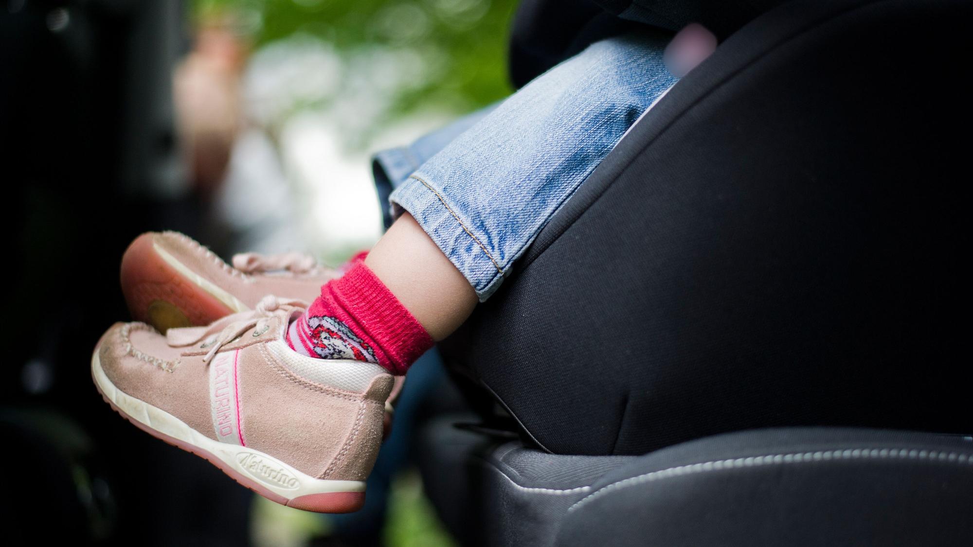 Ein Mädchen sitzt in einem Kindersitz in einem Auto. (Symbolfoto)