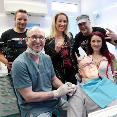 Drehpause im Behandlungszimmer: Sina Meier und Olli Fuchs von Freakstorm (hinten r.) mit Maik Keller (hinten l.), während sich Florian Hammer (vorne .l.) und Zahnarzthelferin-Darstellerin Lea Köster um die Zähne des Patienten-Darstellers Christoph Glaser-Leclaire kümmern.