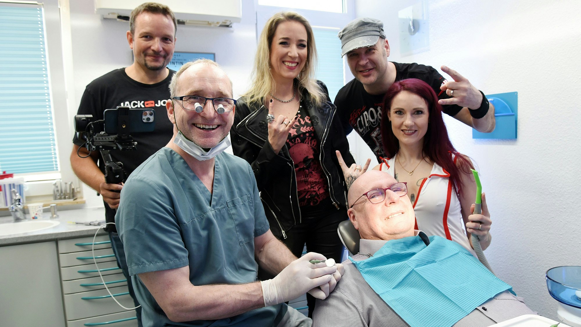 Drehpause im Behandlungszimmer: Sina Meier und Olli Fuchs von Freakstorm (hinten r.) mit Maik Keller (hinten l.), während sich Florian Hammer (vorne .l.) und Zahnarzthelferin-Darstellerin Lea Köster um die Zähne des Patienten-Darstellers Christoph Glaser-Leclaire kümmern.
