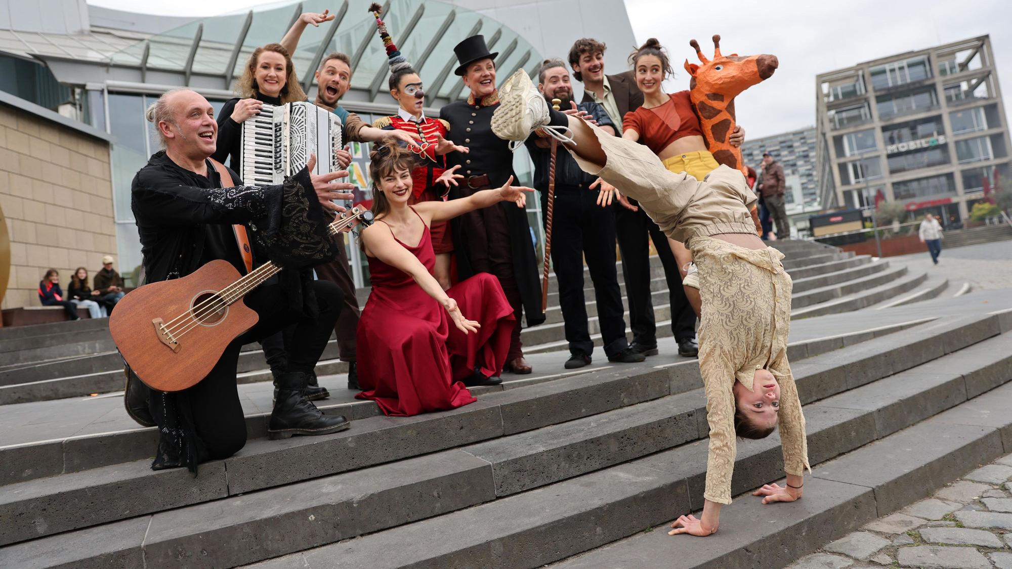 Das Ensemble des Cirque Bouffon vor dem Schokoladenmuseum.