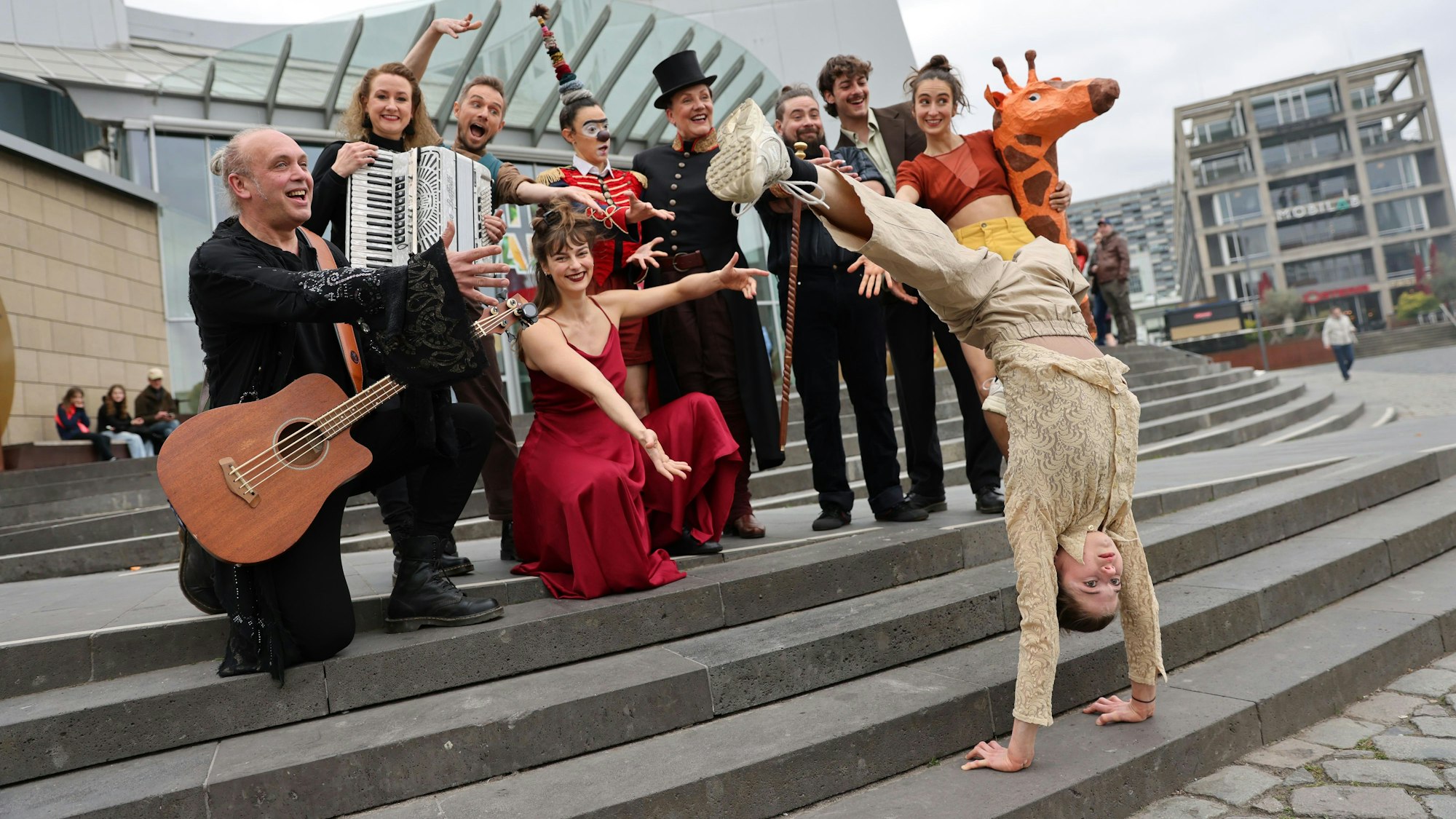 Das Ensemble des Cirque Bouffon vor dem Schokoladenmuseum.