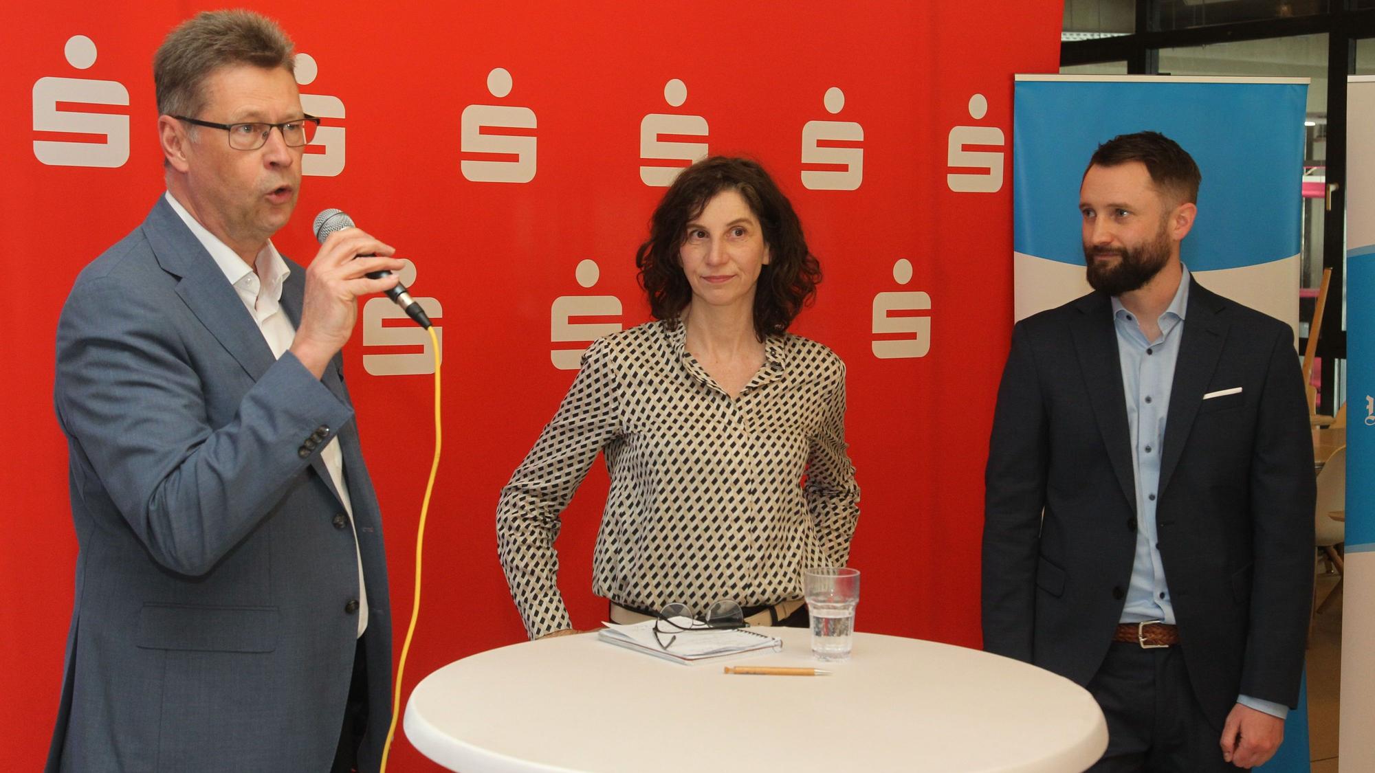 Ralf Klösges von der Kreissparkasse Köln (l.), Sandra Ebert (Redaktionsleitung Rhein-Sieg) und Christian Stahl (Gesamtredaktionsleitung) begrüßen die Sportlerinnen und Sportler.