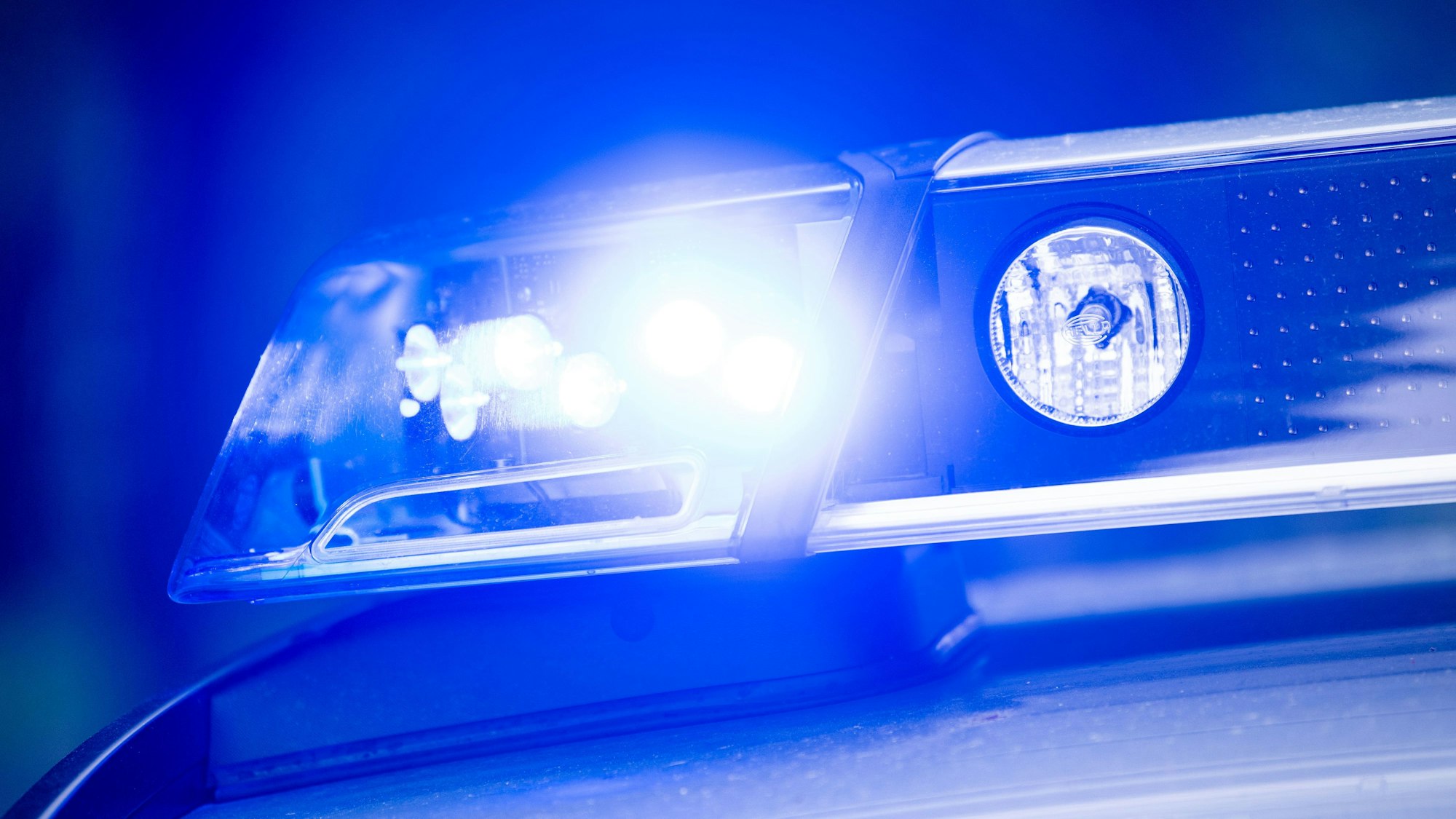 Ein Blaulicht leuchtet an einer Polizeistreife.