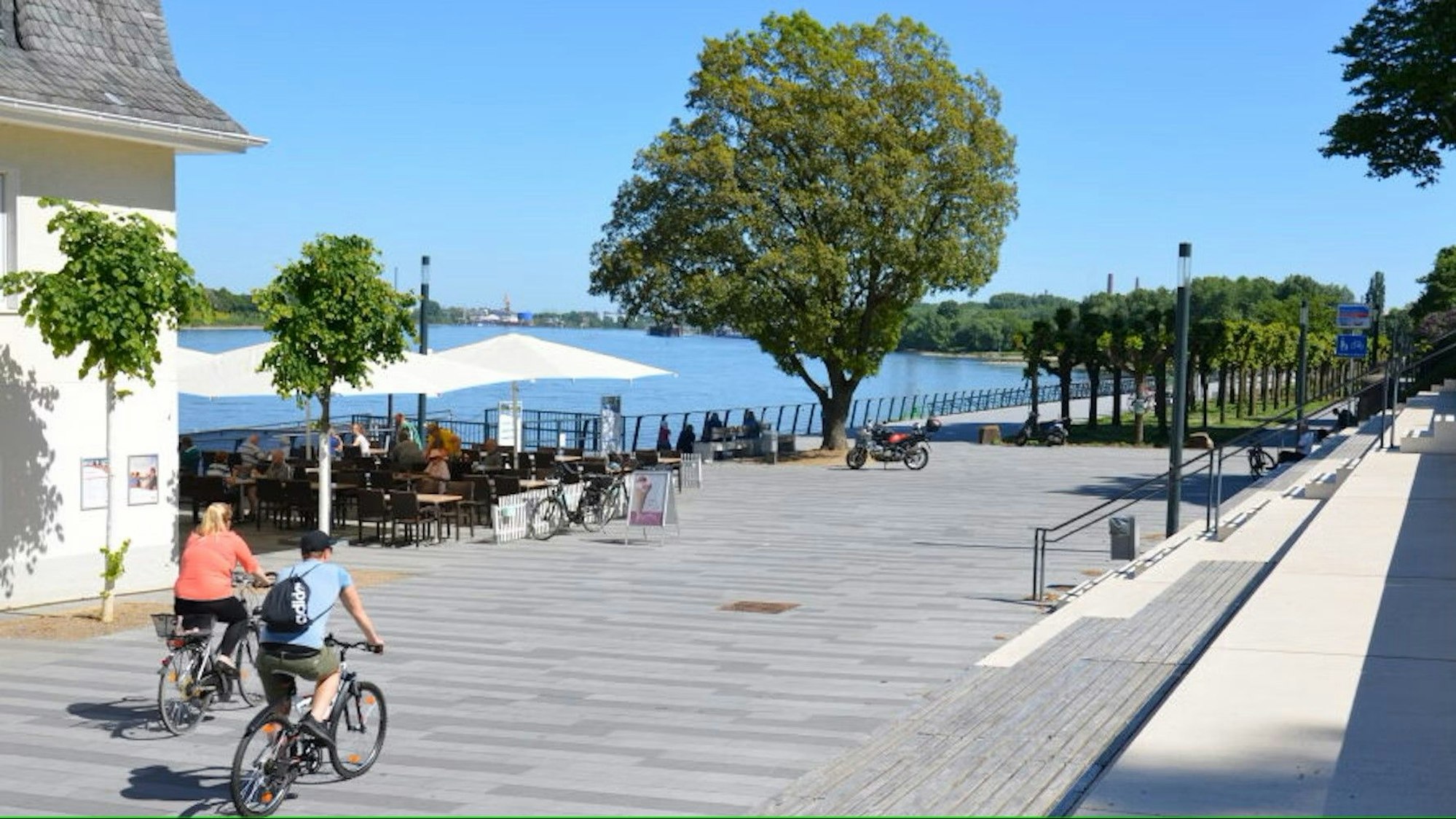 Auf dem Foto ist die Rheinpromenade in Wesseling zu sehen.