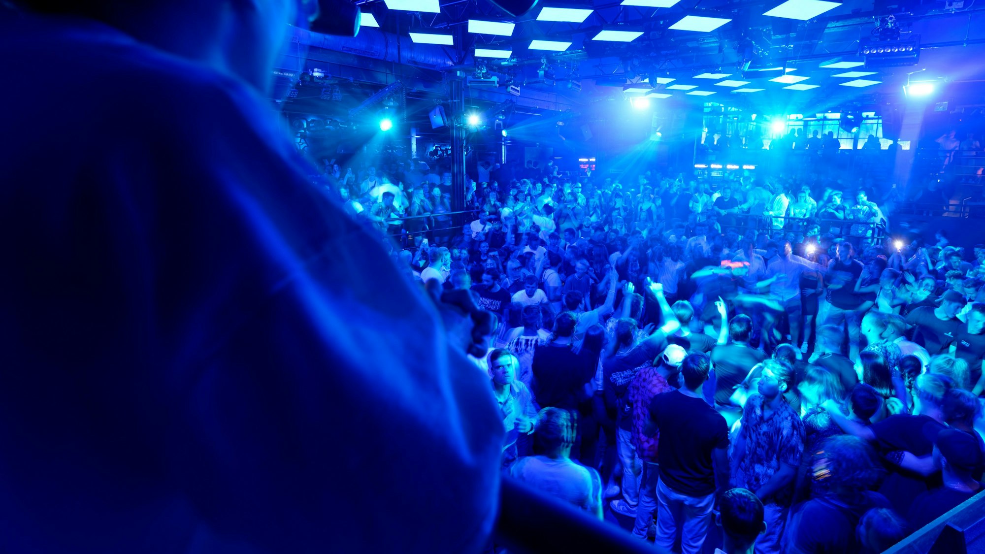 ARCHIV - 07.08.2022, Nordrhein-Westfalen, Köln: Gäste drängen sich auf einer der Tanzflächen im Kölner Club "Bootshaus". (zu dpa: «Club-Ranking: Köln vor Berlin - Ibiza weiter spitze») Foto: Henning Kaiser/dpa +++ dpa-Bildfunk +++