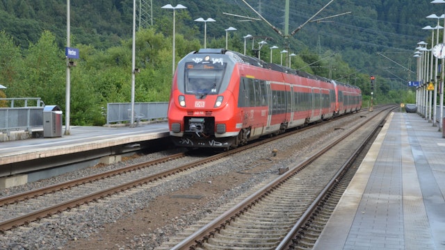 Regionalverkehr Züge auf der Siegstrecke am Bahnhof Herchen.
