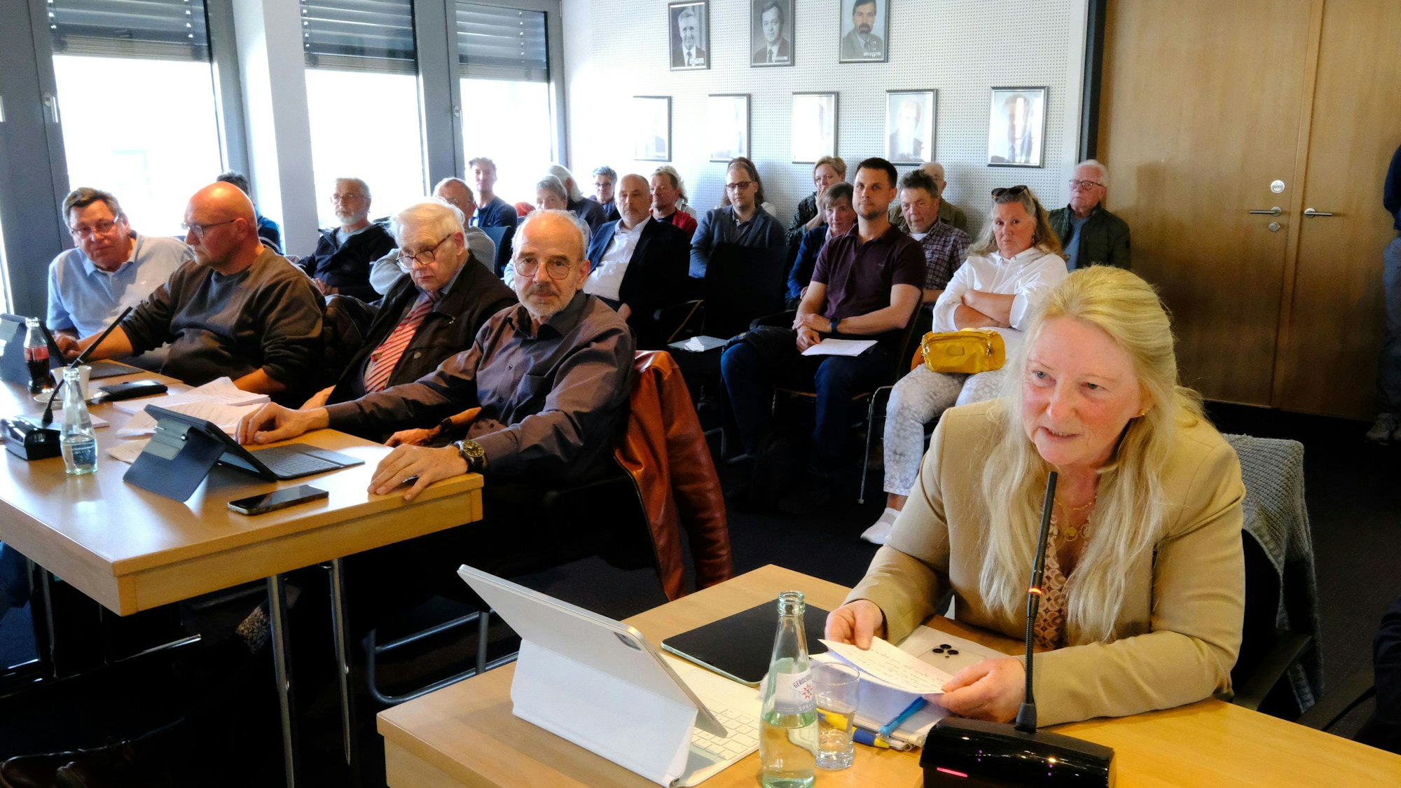 Manuela Bornkessel trägt als Bürgerin Bedenken gegen das geplante Baugebiet Schwichling in einer Pause der Ratssitzung vor.