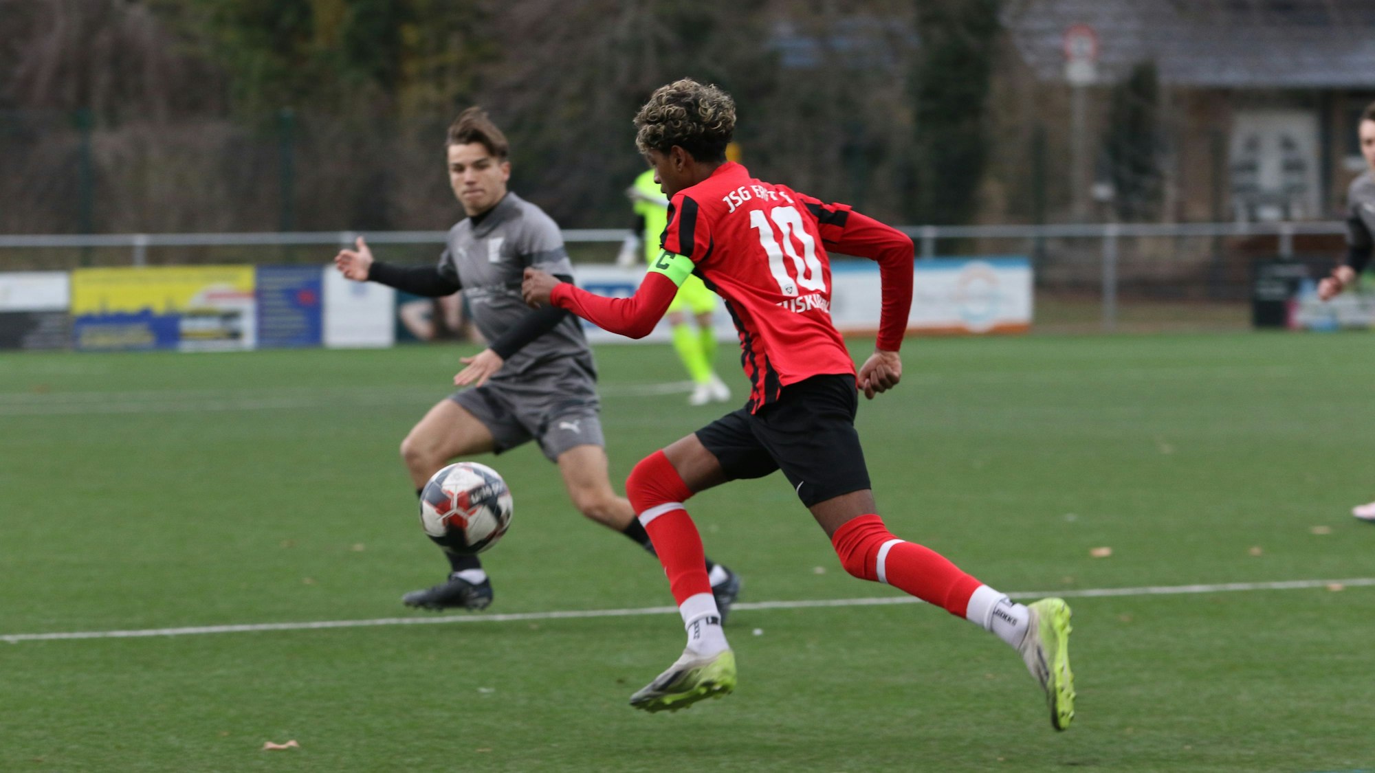 Aryan Suthaharan mit der Kapitänsbinde und der Trikotnummer zehn am Ball.