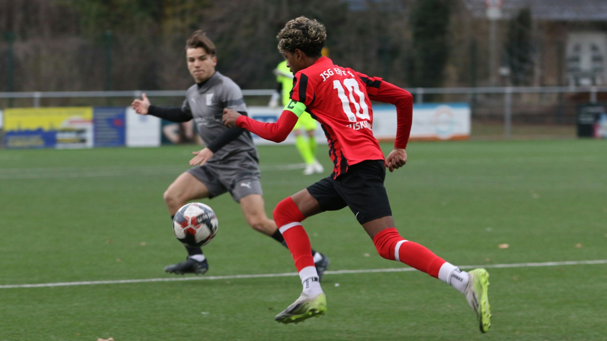 Aryan Suthaharan trägt das Trikot mit der Nummer 10 und die Kapitänsbinde und läuft mit dem Ball.