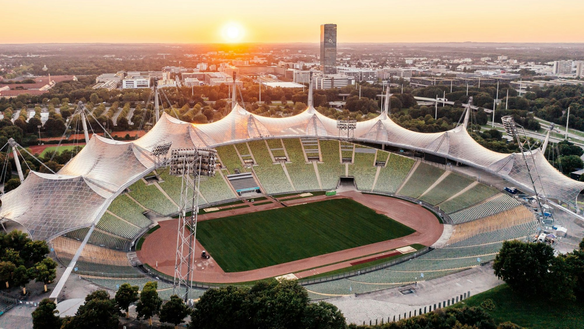 Das Münchner Olympiastadion mit seinem ikonischen Zeltdach wurde für Olympia 1972 gebaut.