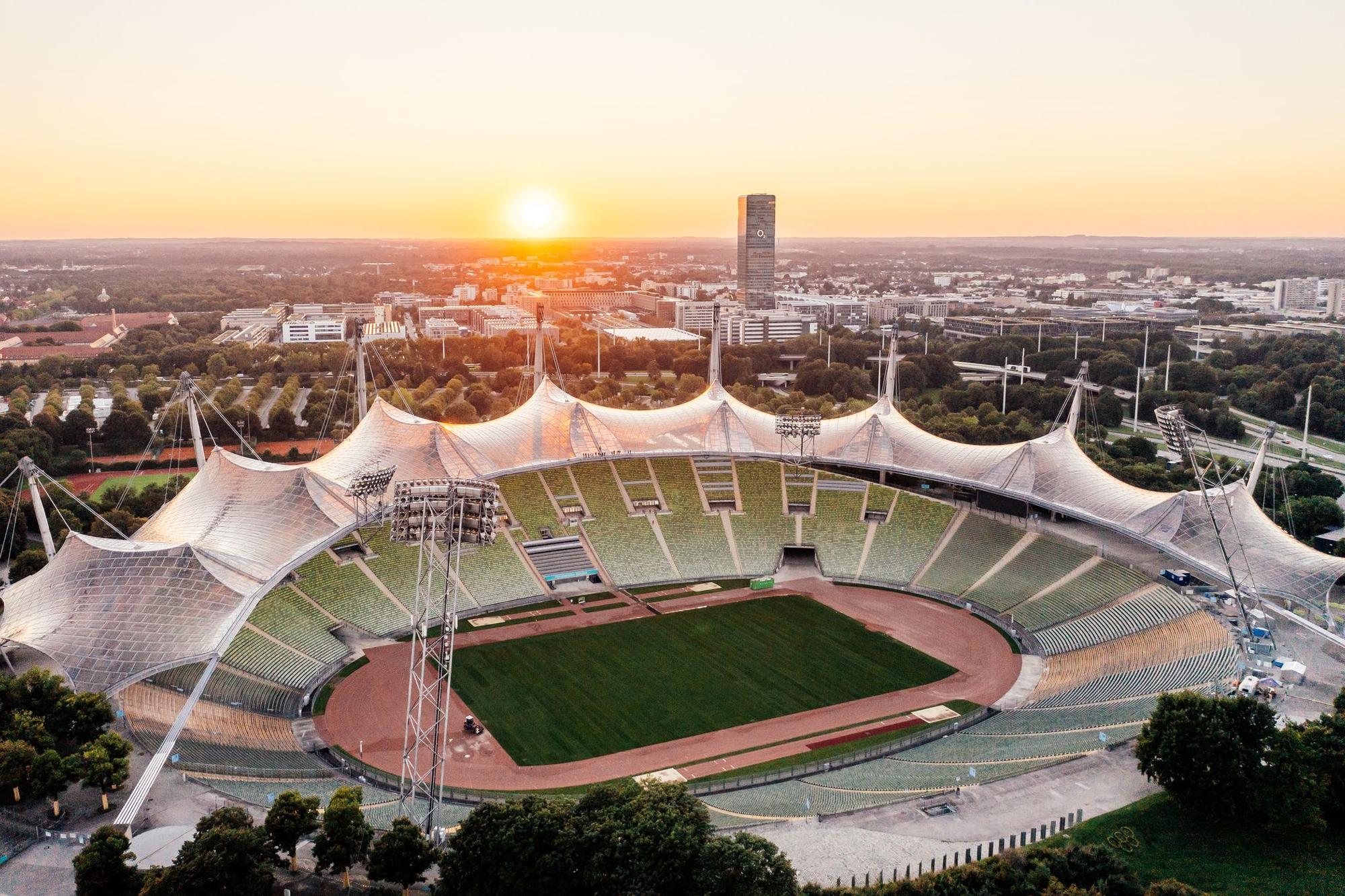 Das Münchner Olympiastadion mit seinem ikonischen Zeltdach wurde für Olympia 1972 gebaut.