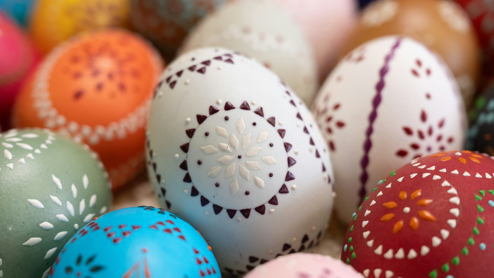 Wieso sind Ostereier eigentlich so farbig? Wir wollen es wissen.