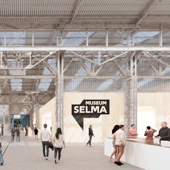 Die Schienen der historischen Industriehalle leiten die Besuchenden in den Museumsbereich.