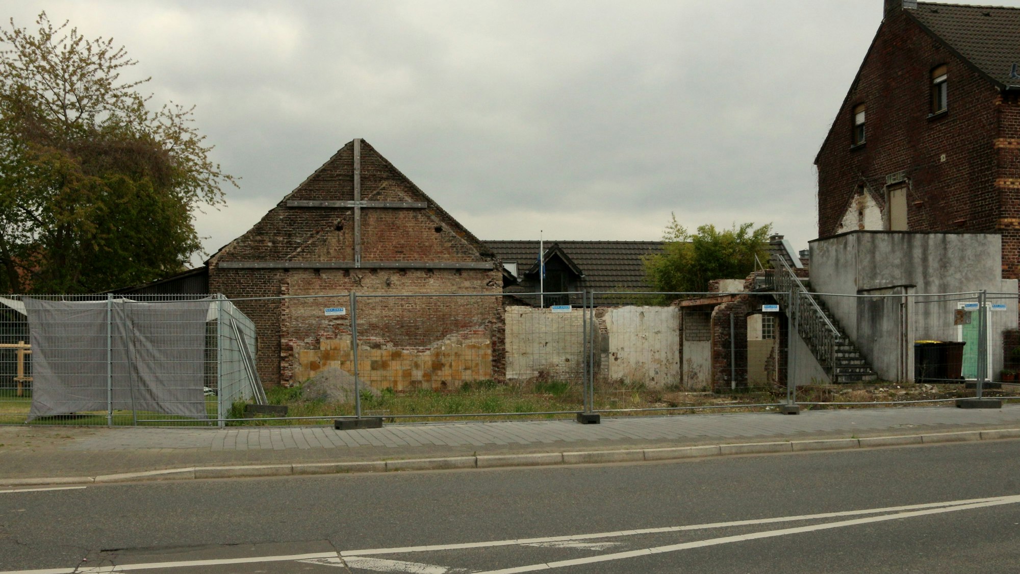 Abgebrochene Gebäude, im Vordergrund eine Straße.