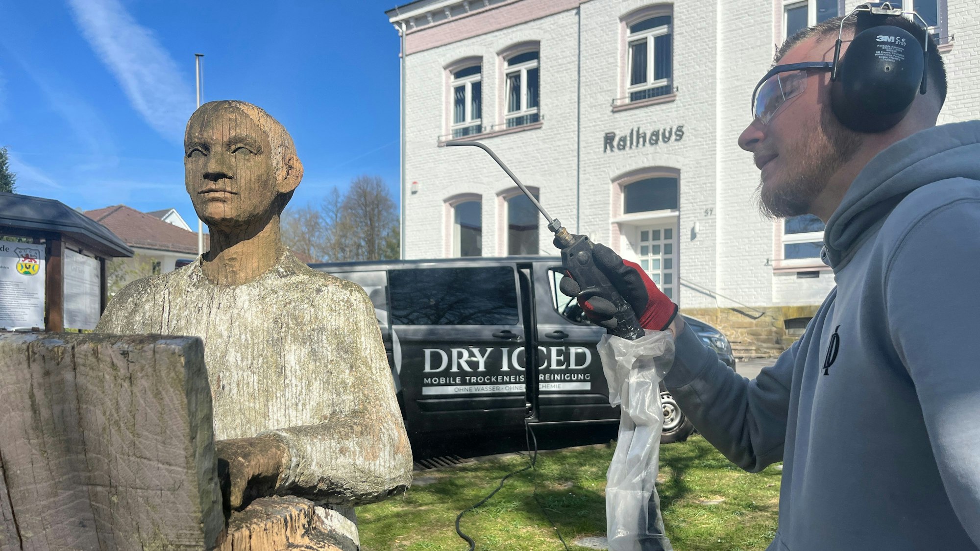 Sven Jagusch, Gründer von Dry Iced, arbeitet sich vorsichtig mit kleiner Düse an die Beseitigung der Farben heran.