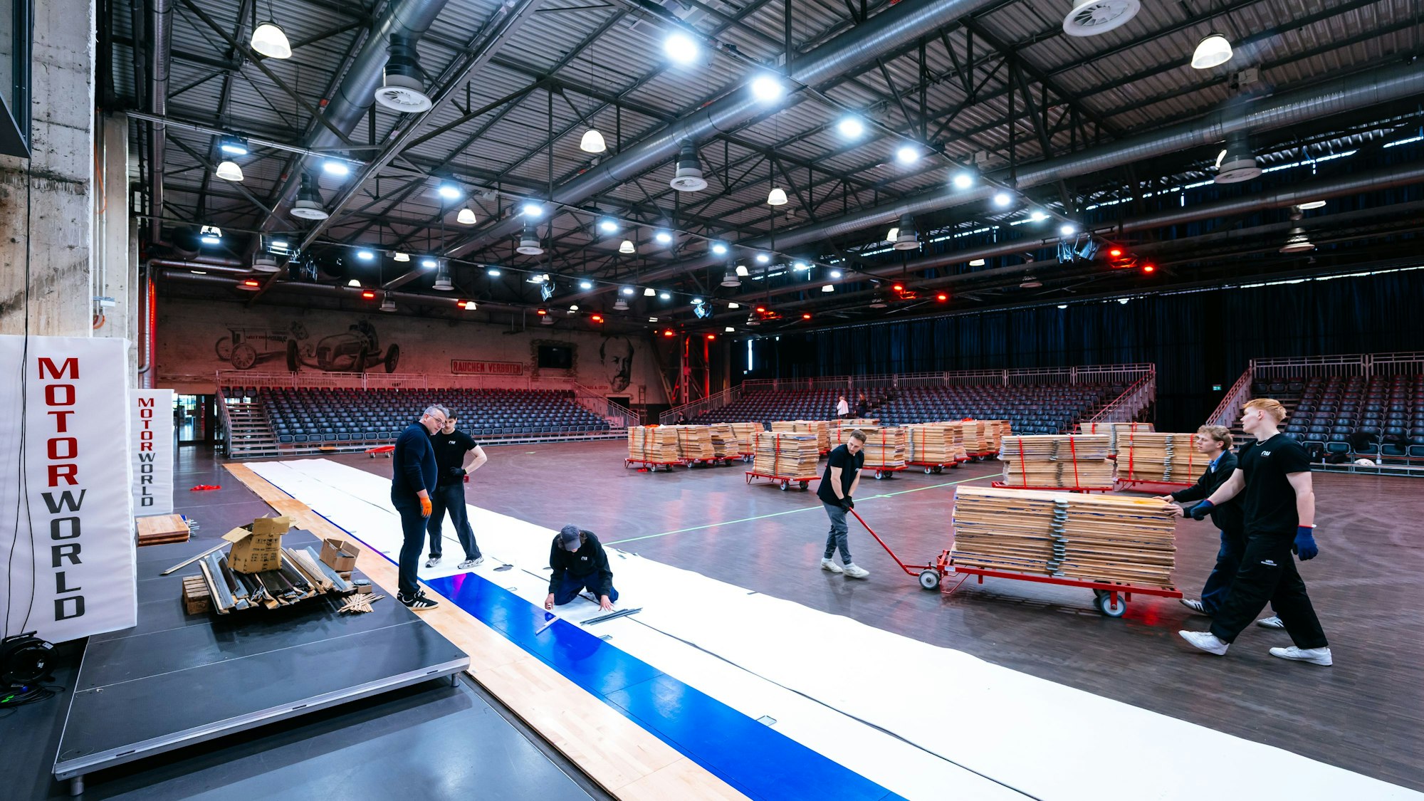 Am Mittwoch wurde das Parkett für den ersten Auftritt der Rheinstars-Basketballer verlegt.
