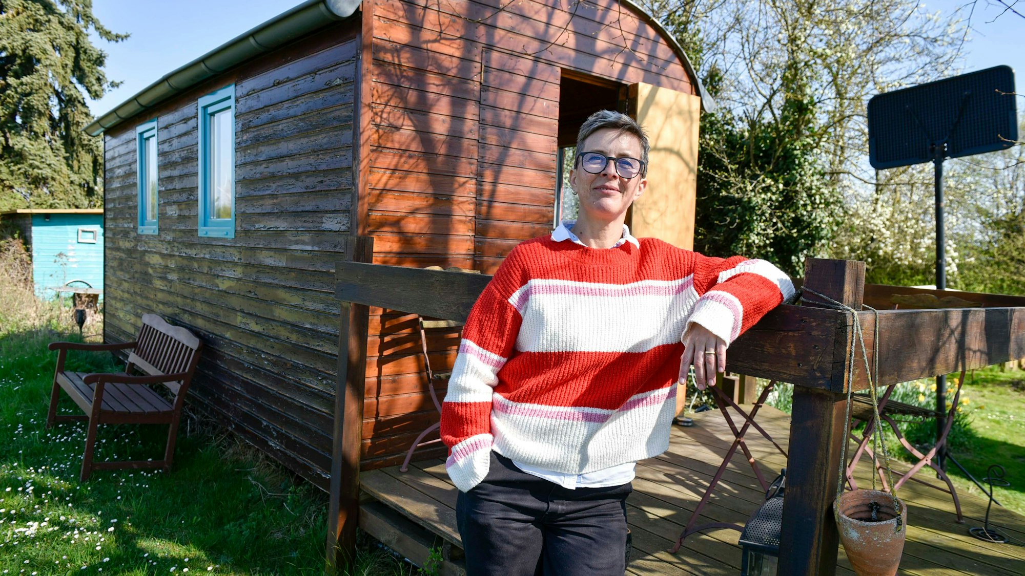 Zu sehen ist Vera Gercke vor dem Bauwagen.