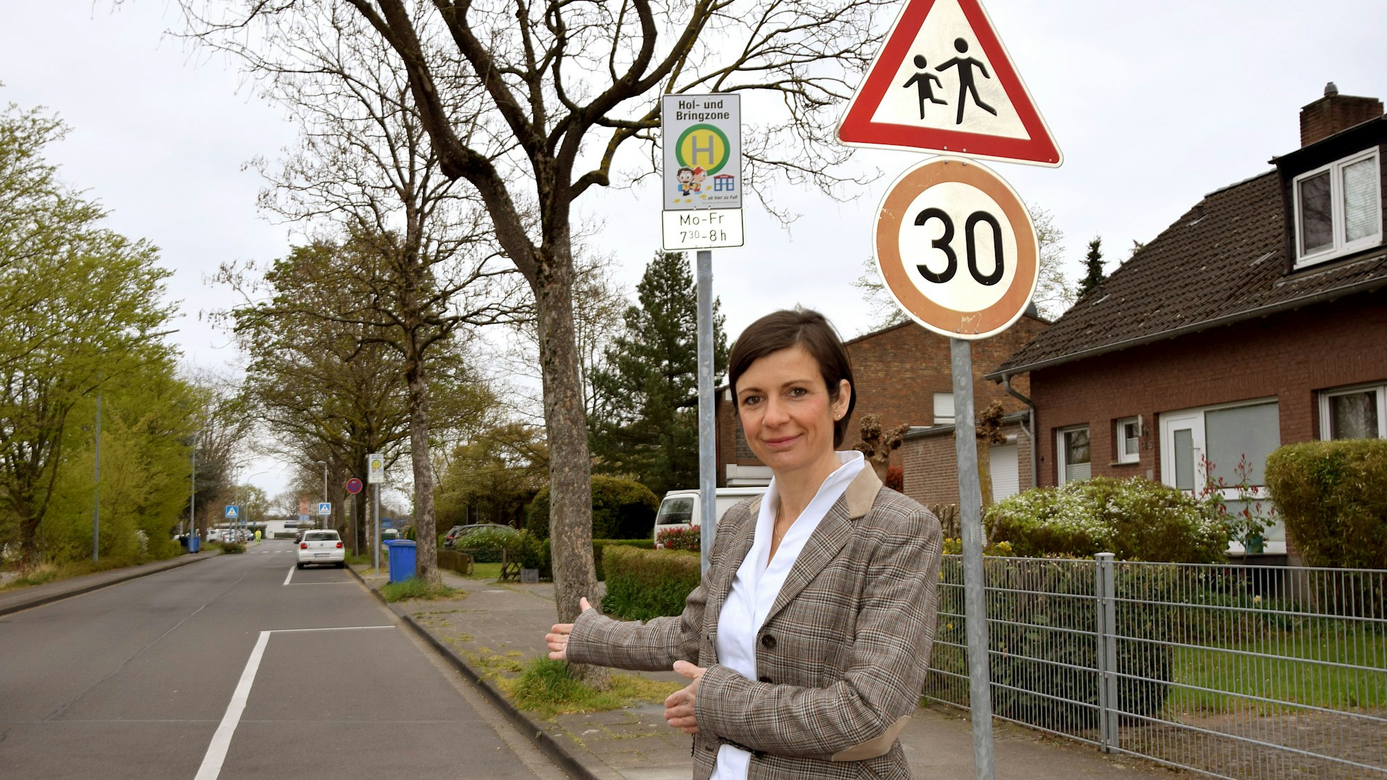 Eine Frau steht vor einer eingezeichneten Parkfläche.