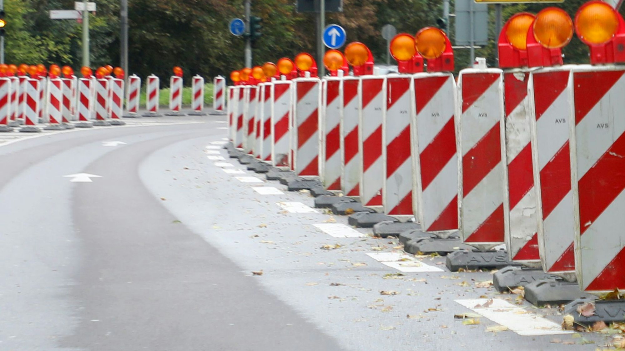 Das Bild zeigt Absperrbaken auf einer Straße.