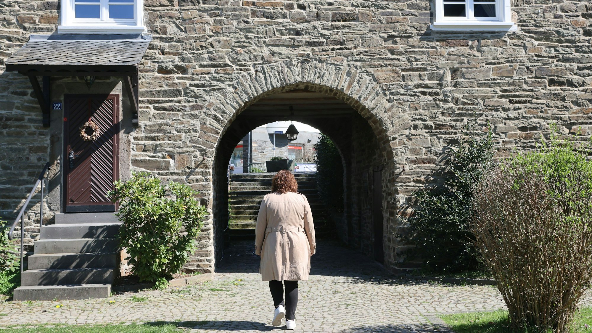 Eine Frau läuft durch den Burghof im Denklinger Ortskern.