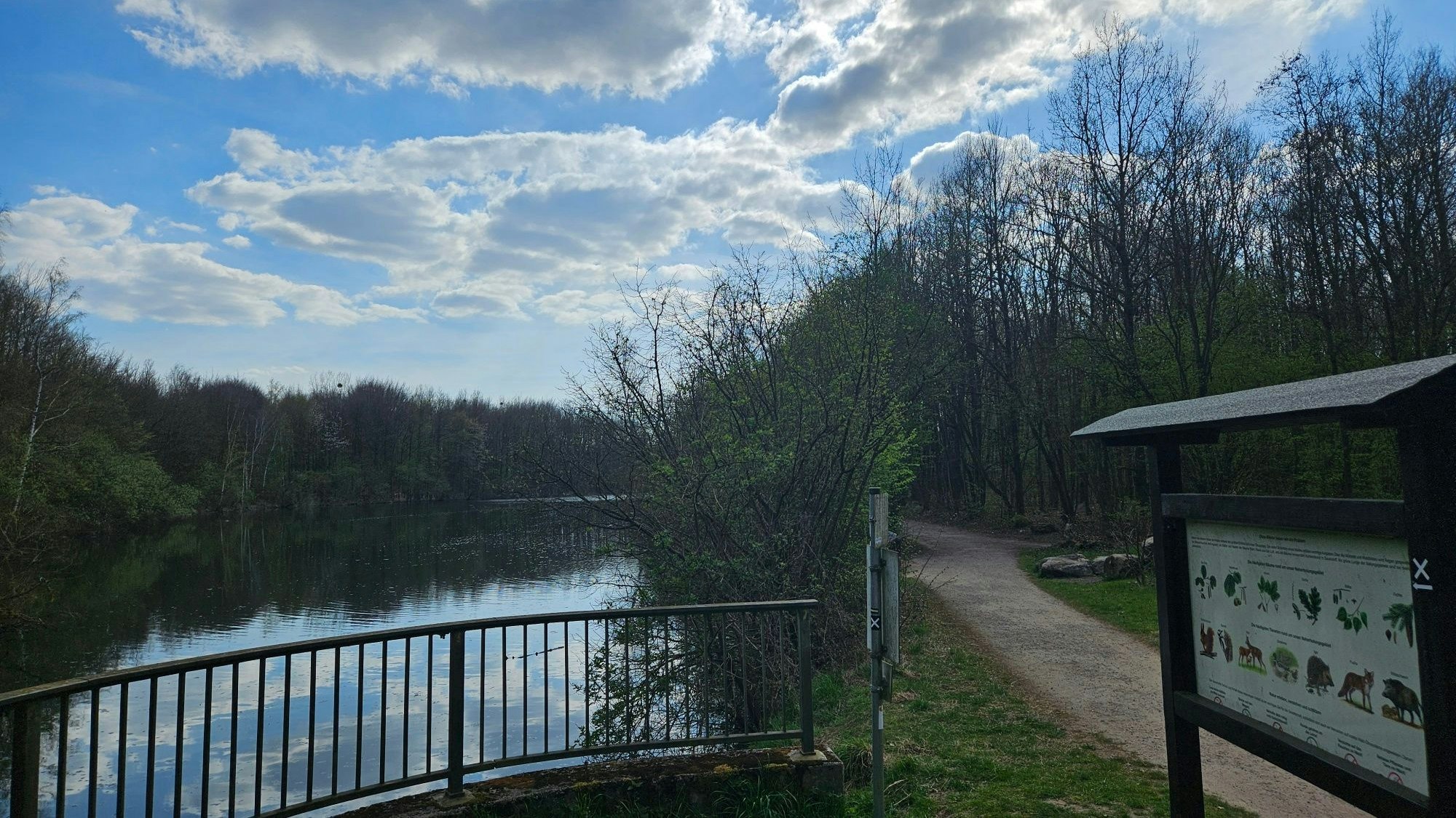 Das Bild zeigt ein Brückengelände und ein Schild.