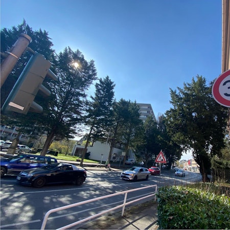 Zu sehen ist die von Autos befahrene Kölnstraße und im Vordergrund ein Tempo-30-Schild.