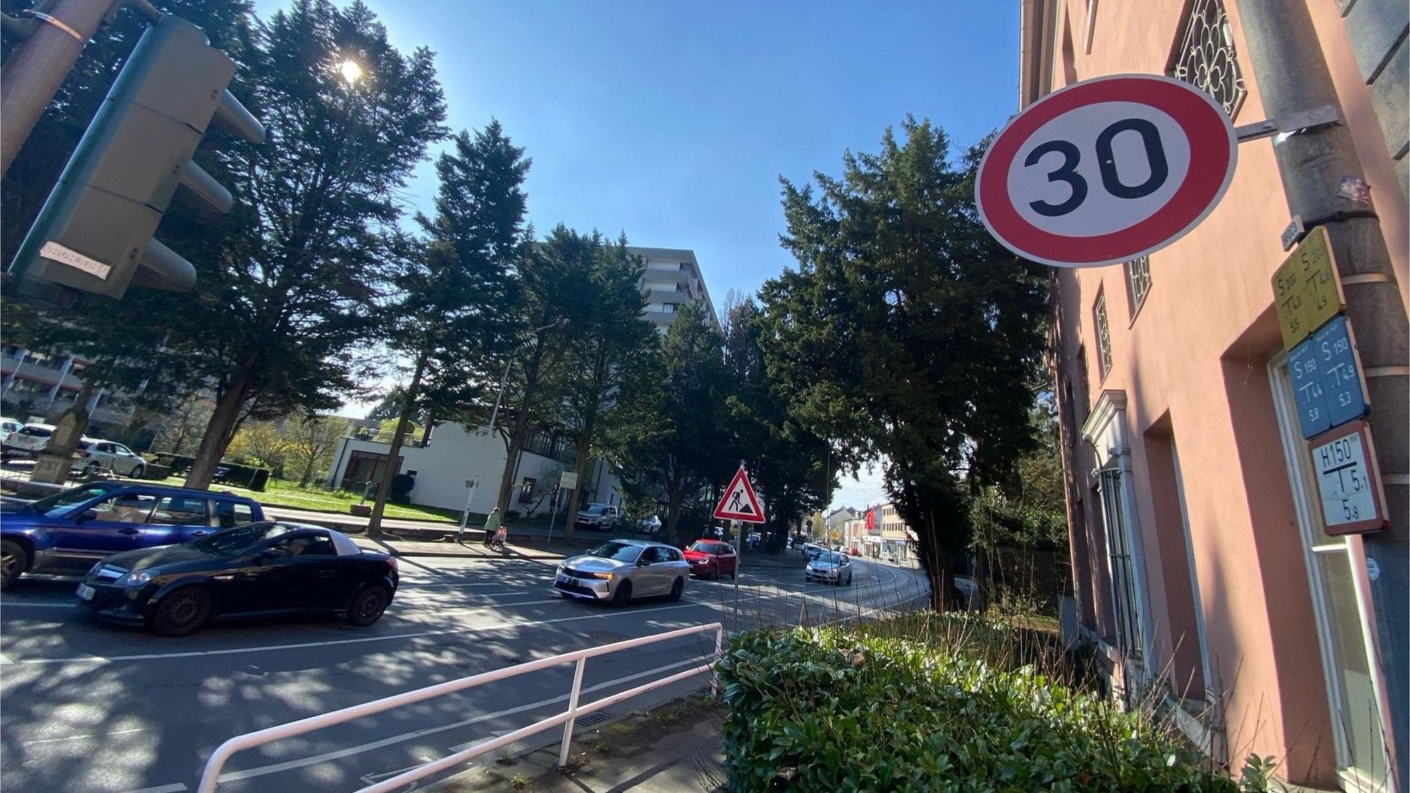 Zu sehen ist die von Autos befahrene Kölnstraße und im Vordergrund ein Tempo-30-Schild.