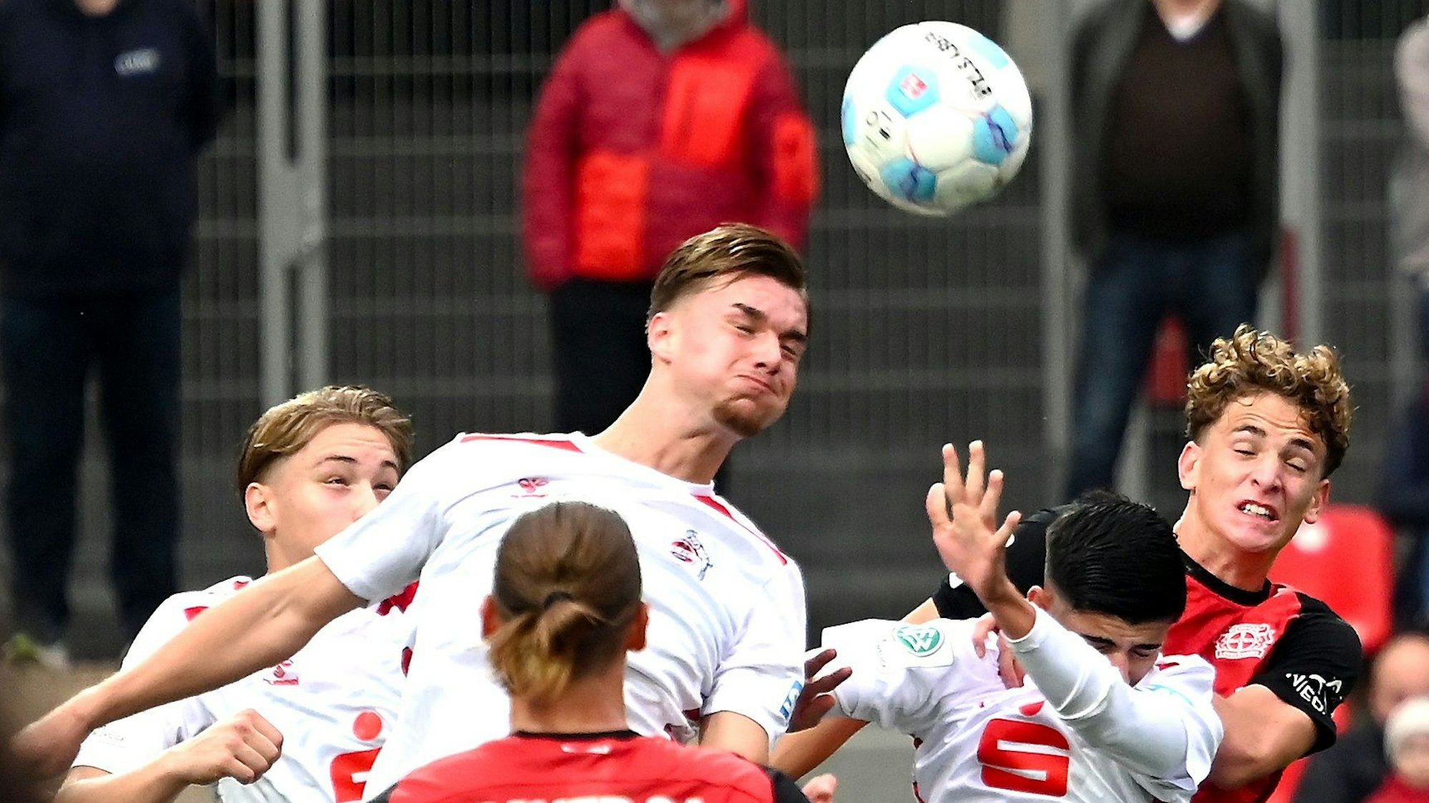 27.10.2024, Fussball-U19-Bayer 04-1.FC. Köln
links: Luis Stapelmann (Köln)
rechts: Andrea Natali (Bayer)
Foto: Uli Herhaus