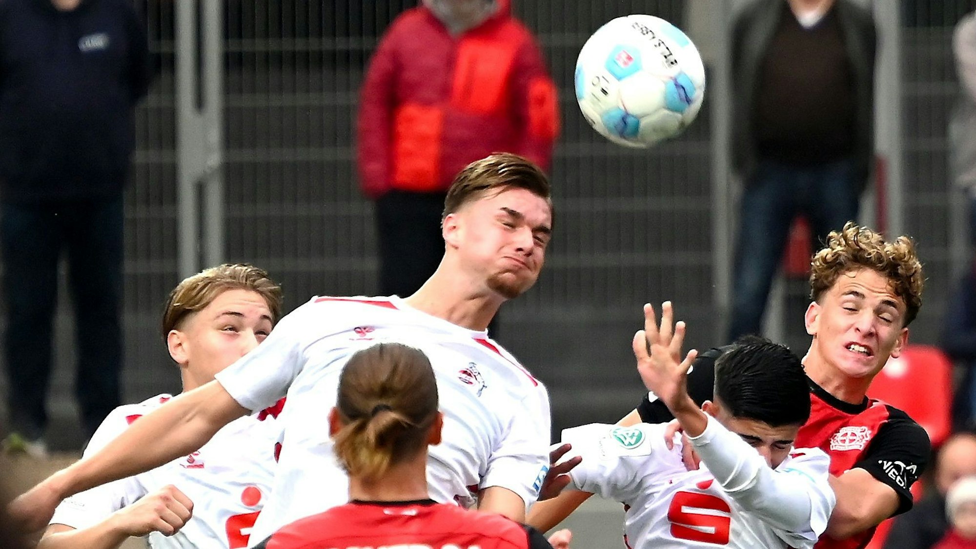 27.10.2024, Fussball-U19-Bayer 04-1.FC. Köln
links: Luis Stapelmann (Köln)
rechts: Andrea Natali (Bayer)
Foto: Uli Herhaus