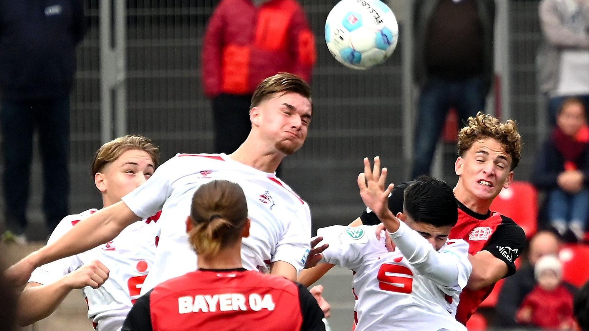 27.10.2024, Fussball-U19-Bayer 04-1.FC. Köln
links: Luis Stapelmann (Köln)
rechts: Andrea Natali (Bayer)
Foto: Uli Herhaus