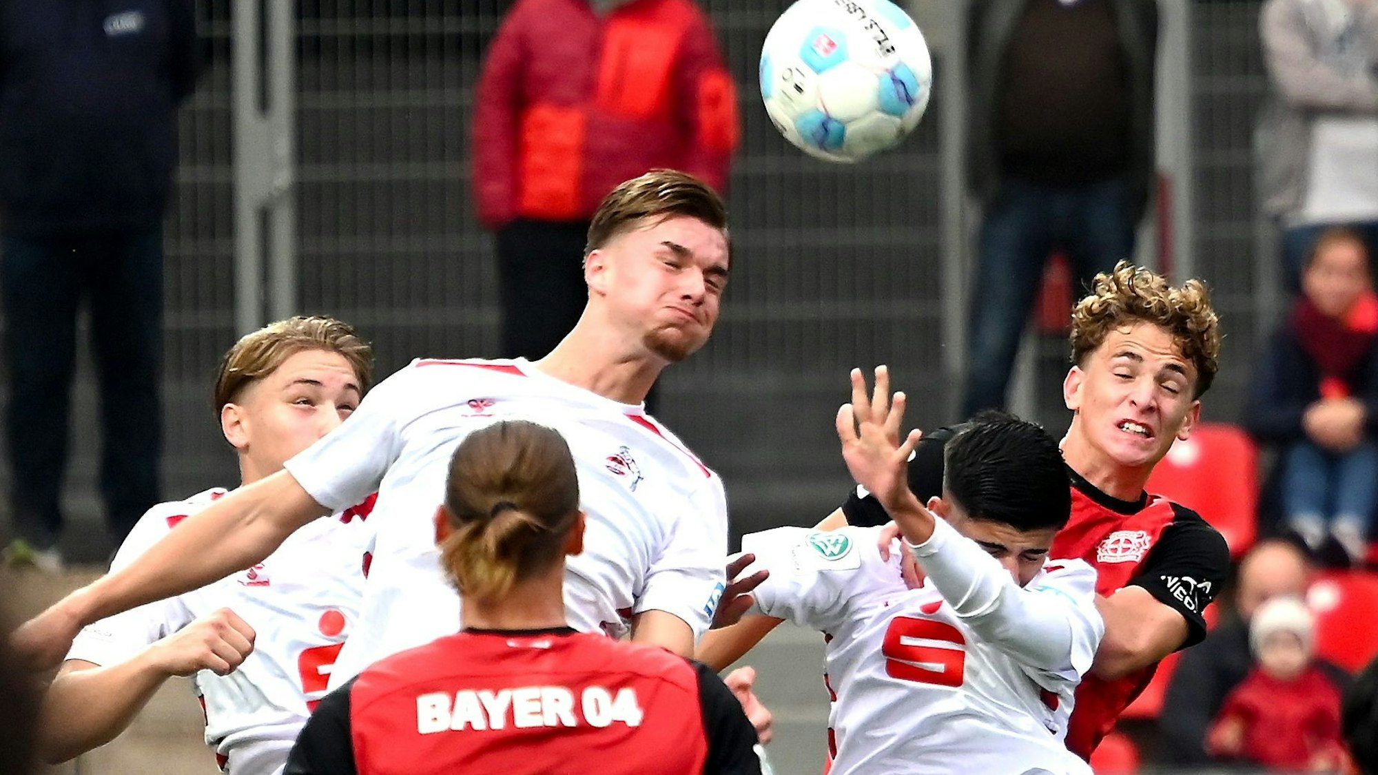 27.10.2024, Fussball-U19-Bayer 04-1.FC. Köln
links: Luis Stapelmann (Köln)
rechts: Andrea Natali (Bayer)
Foto: Uli Herhaus