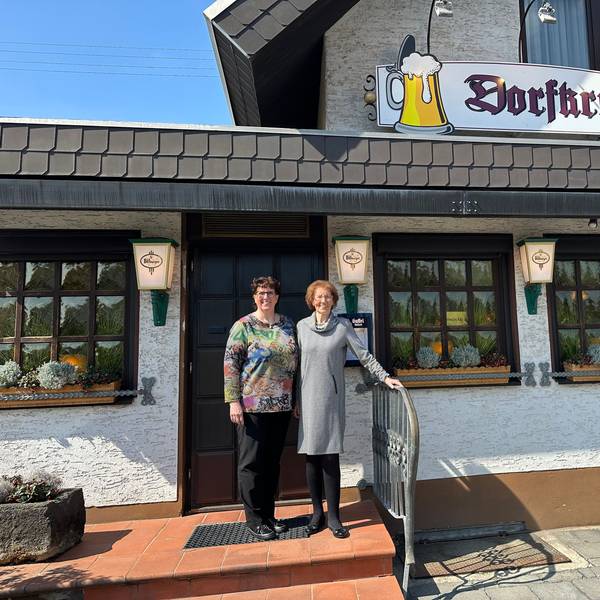 Leni Körner (87, rechts) mit ihrer Tochter Ute (56) vor dem Eingang der Gaststätte.